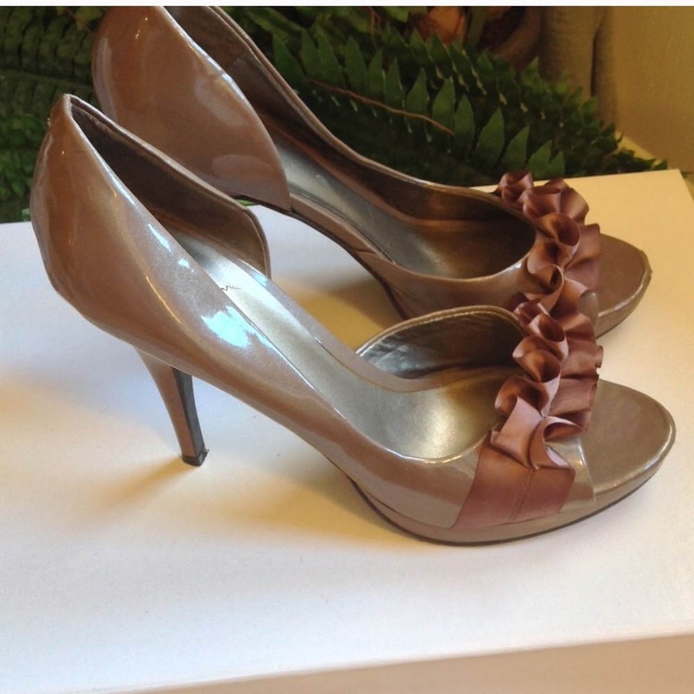 Carlos Santana Prestige Ruffle Toe High Heel Pump - 10
